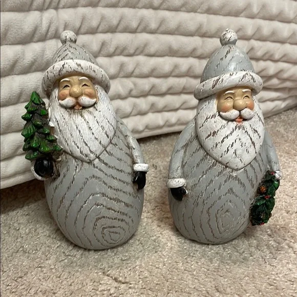 Wooden Santa Figurines with greenery - Picture 1 of 4